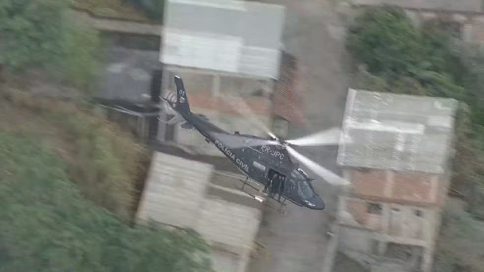 VÍDEO: Piloto de helicóptero da polícia é baleado na cabeça durante operação no RJ