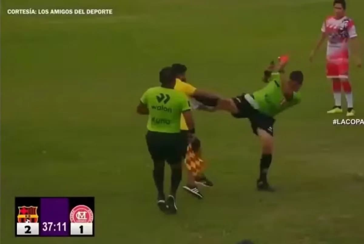 VÍDEO: árbitro dá &#8220;voadora&#8221; no rosto de membro da comissão técnica de time do Peru