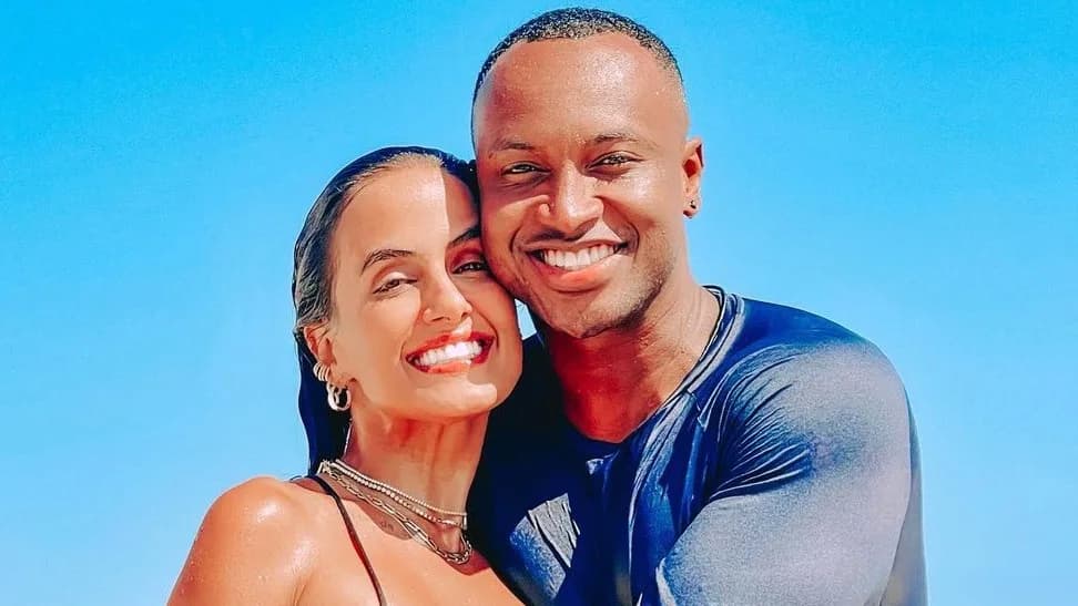 Thiaguinho e Carol Peixinho anunciam chegada do 1º filho: “Nosso amor transbordou&#8221;