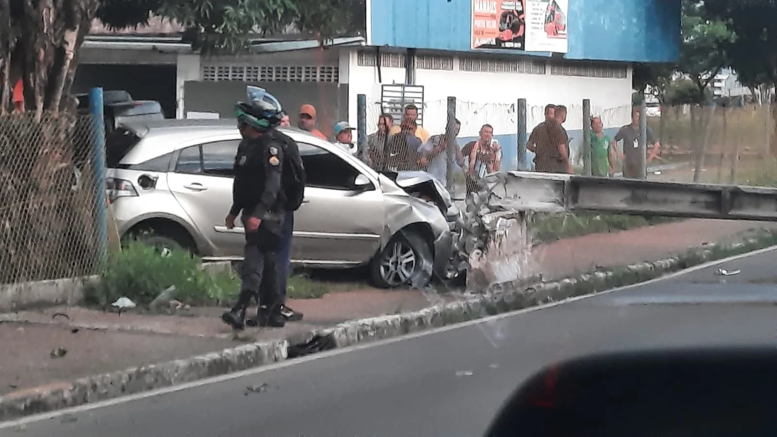 Carro perde controle, derruba poste e deixa bairros sem energia em Manaus