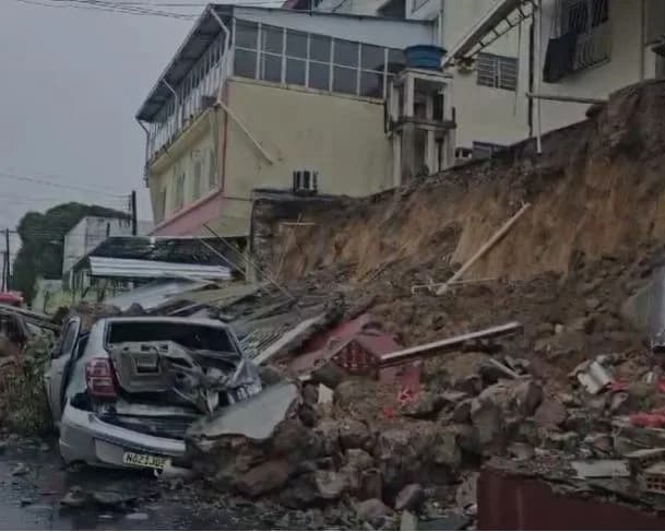 Quase 70 pessoas são resgatadas de alagamentos durante chuva em Manaus