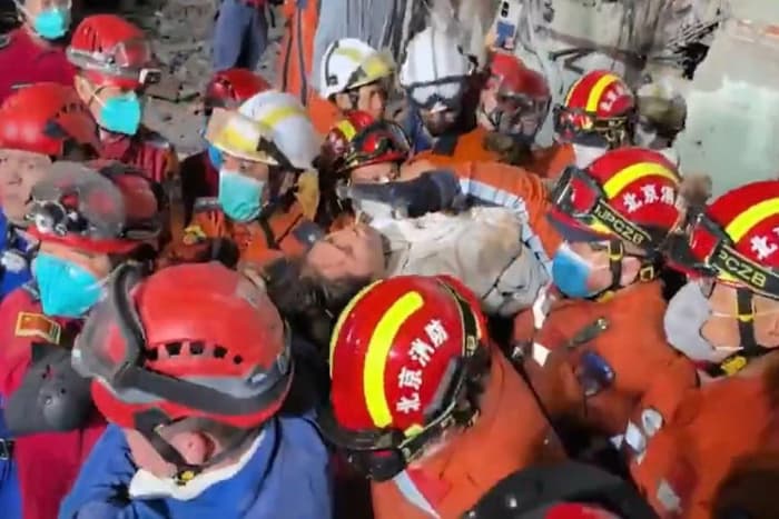 Terremoto na Ásia: mulher é resgatada viva após 3 dias presa em escombros; veja vídeo