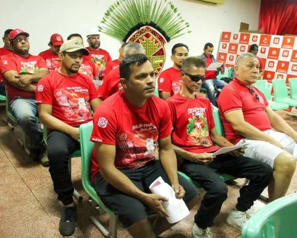 Parintins 2025: Boi Garantido realiza reunião para reforçar segurança no trabalho nos galpões