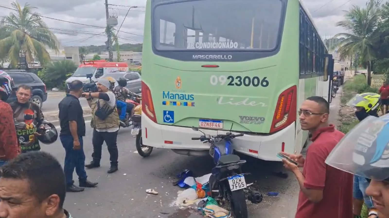 IMAGENS FORTES: Sogra morre após genro bater moto na traseira de ônibus na Av. Torquato Tapajós 