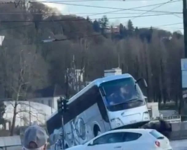 Ônibus cai em rio e mata uma pessoa na Itália