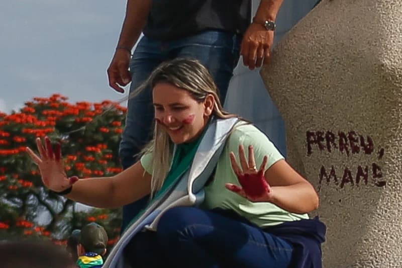 Pesquisa: 70% dos brasileiros consideram injusta pena de 14 anos a Débora Rodrigues por pichar estátua do STF