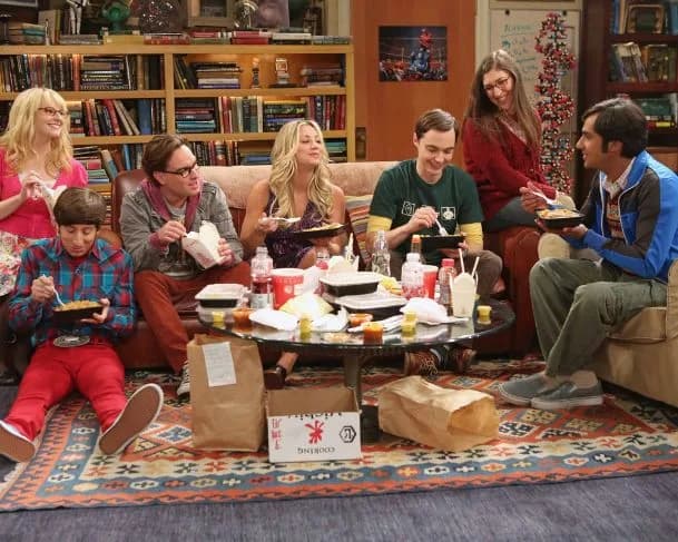 Elenco de série derivada de &#8220;The Big Bang Theory&#8221; aparece em foto inédita