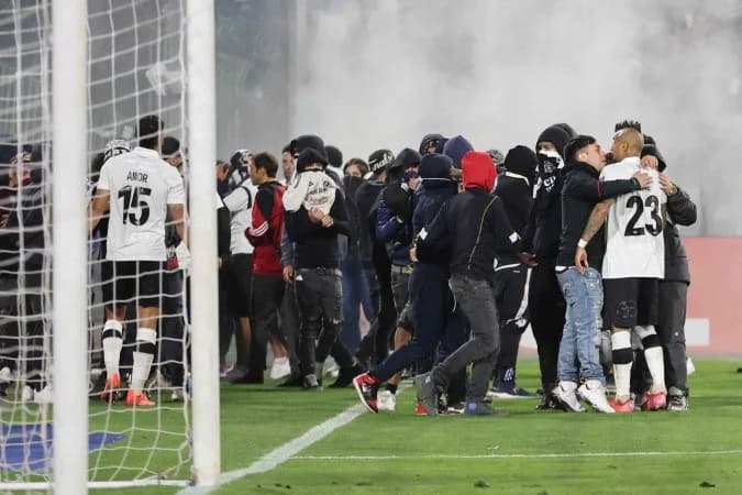 VÍDEO: Jogo entre Colo-Colo e Fortaleza é suspenso após confusão, 2 mortos e invasão do campo