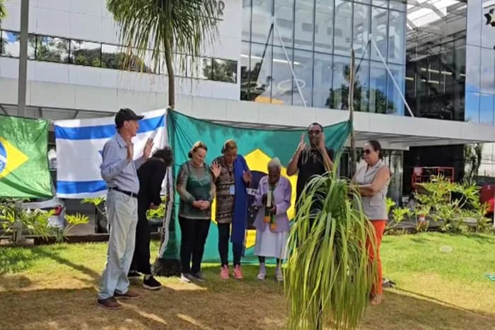 VÍDEO: bispo ora por Bolsonaro diante de hospital e diz &#8220;Aqui não é acampamento&#8221;
