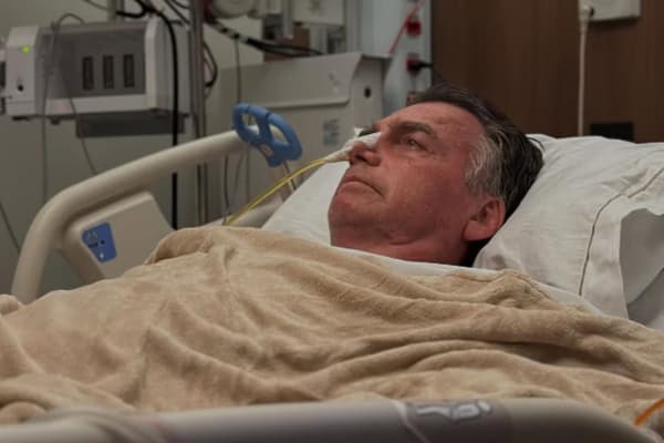 Bolsonaro apresenta melhora &#8216;progressiva dos exames&#8217;, aponta boletim médico