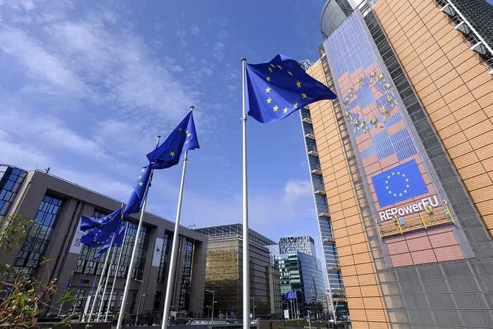 Após recuo de Trump, União Europeia suspende tarifas contra EUA por 90 dias