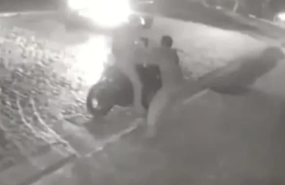 VÍDEO: No RJ, após conversa, homens atiram um no outro e morrem na calçada