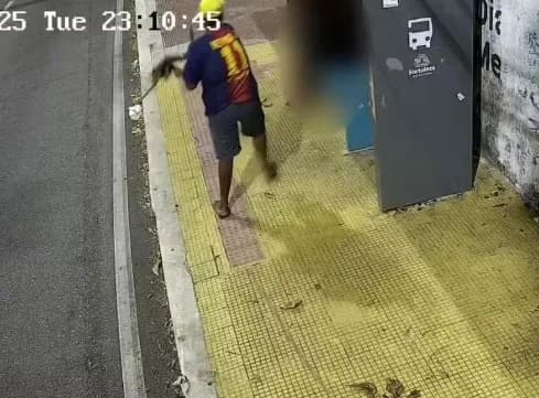 VÍDEO: Homem com faca agride mulher em parada de ônibus em Fortaleza