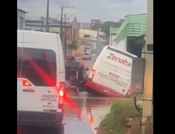 VÍDEO: ônibus de rota cai em buraco devido a forte chuva em Manaus