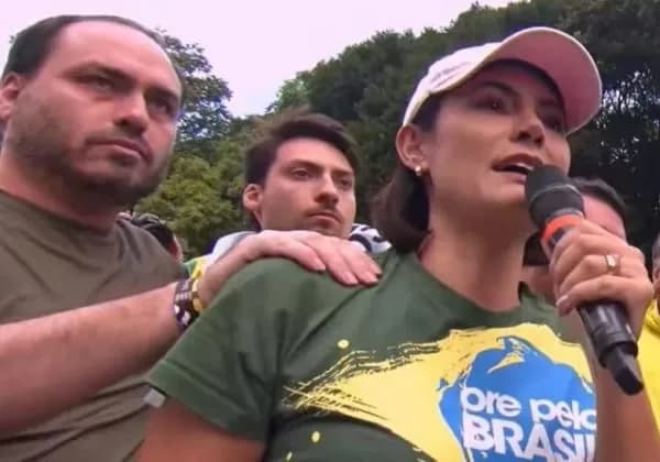 Após intriga familiar vir à tona, Carlos Bolsonaro elogia Michelle: “Leoa”