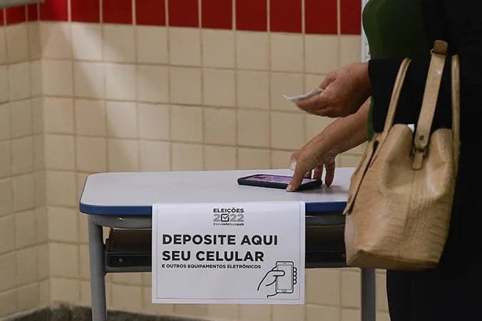 Projeto de Lei quer criminalizar uso de celular na cabine de votação; entenda