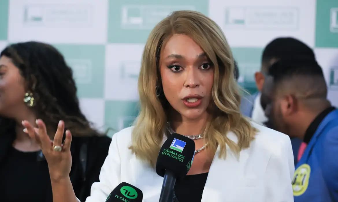 Oposição aciona PGR contra Erika Hilton por supostamente pagar maquiadores com verba pública; deputada nega