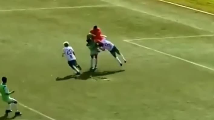 VÍDEO: Jogador de 21 anos morre após colisão com goleiro durante partida da Copa Peru