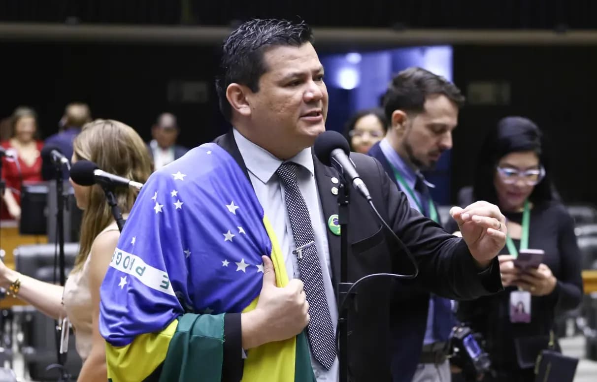 Deputado Gilvan da Federal tem mandato suspenso por 3 meses por chamar Gleisi Hoffmann de &#8220;prostituta&#8221;