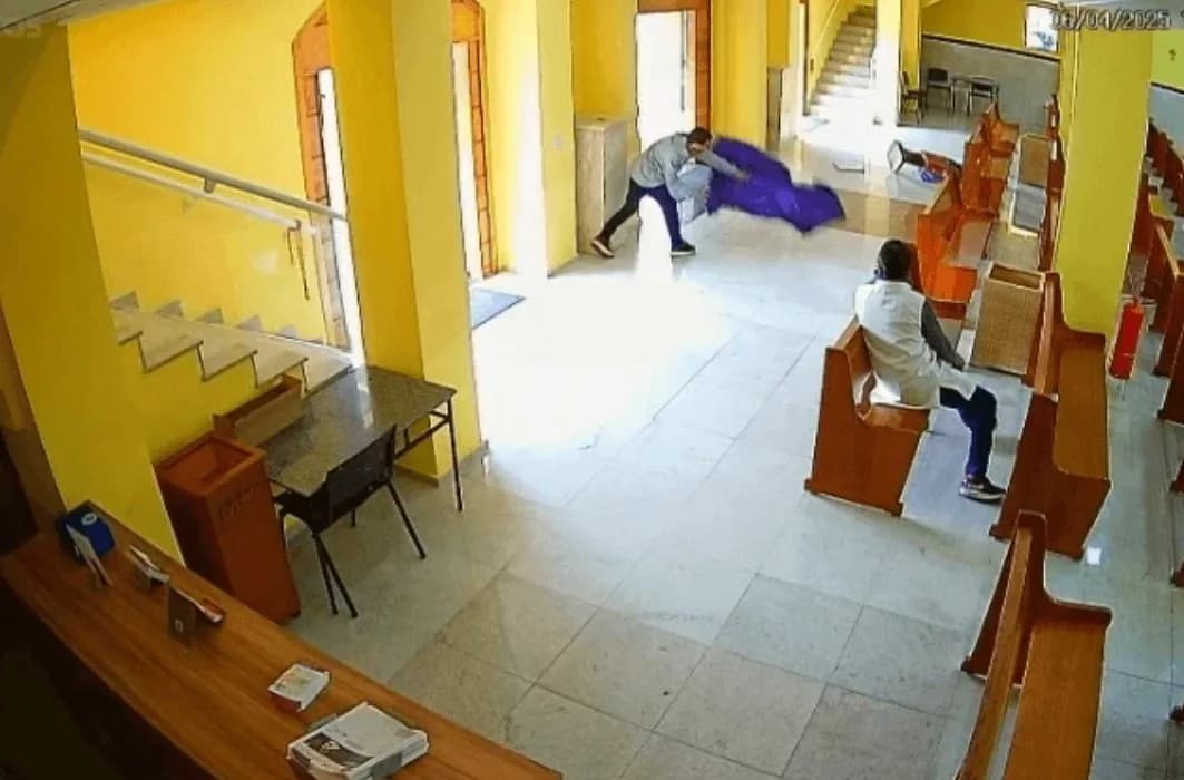 VÍDEO: Homem invade igreja católica e destrói imagens de santos em São Paulo