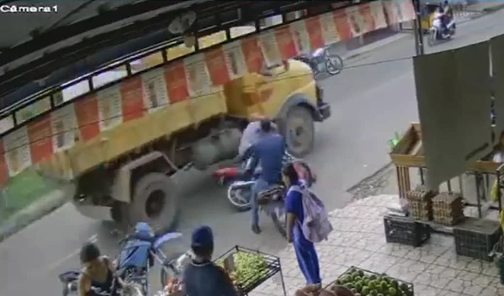 IMAGENS FORTES: Em Itacoatiara, motociclista morre ao colidir com caçamba irregular