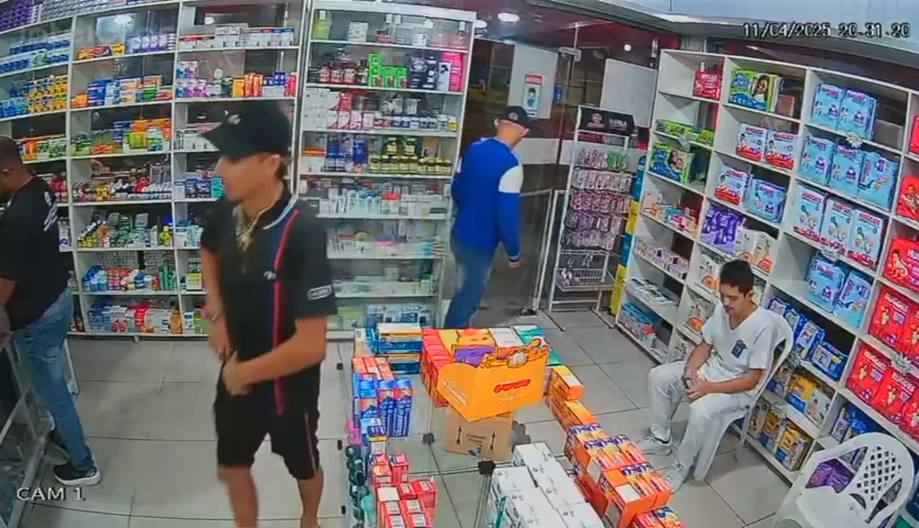 VÍDEOS: dupla armada assalta drogaria e câmeras flagram ação em Manaus