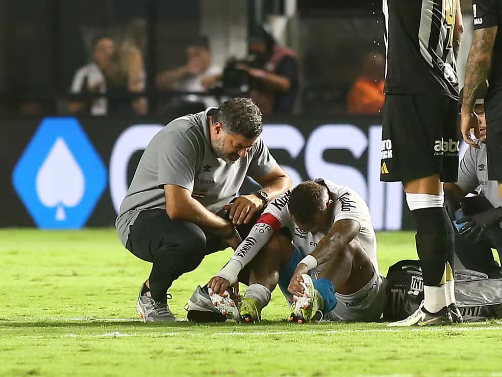 Após 40 dias afastado, Neymar se lesiona novamente e deixa gramado chorando