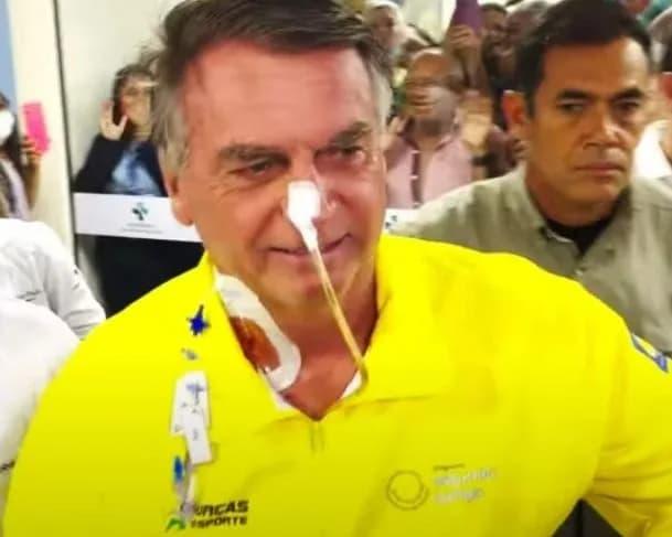 Sob oração e aplausos, Bolsonaro deixa hospital em Natal e segue para Brasília