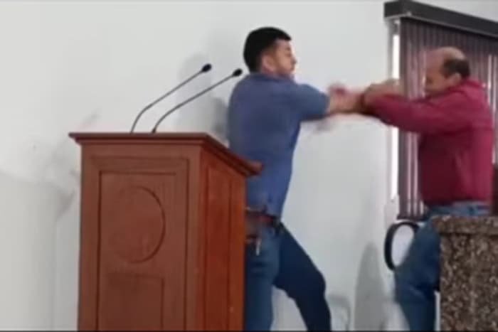 VÍDEO: Vereador manda colega à “pqp” e os dois saem na porrada em sessão plenária