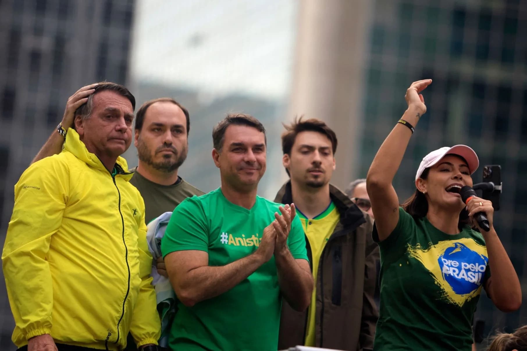 Pesquisa revela que 46% culpam família Bolsonaro por tarifaço de Trump; veja dados
