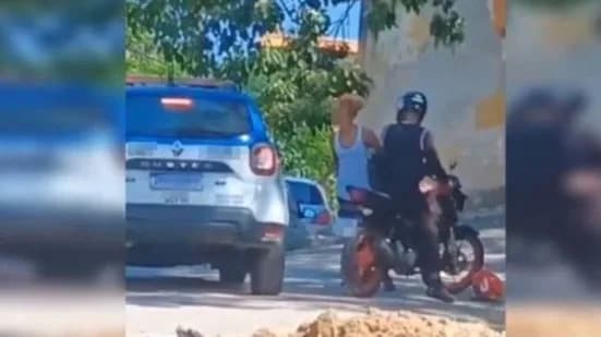 VÍDEO: Motociclista é agredido por mulher após negar fazer corrida para comunidade no RJ