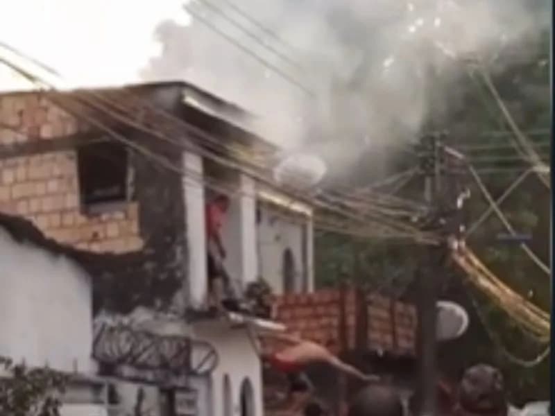 Incêndio assusta moradores e atinge casa de dois andares na Compensa, em Manaus