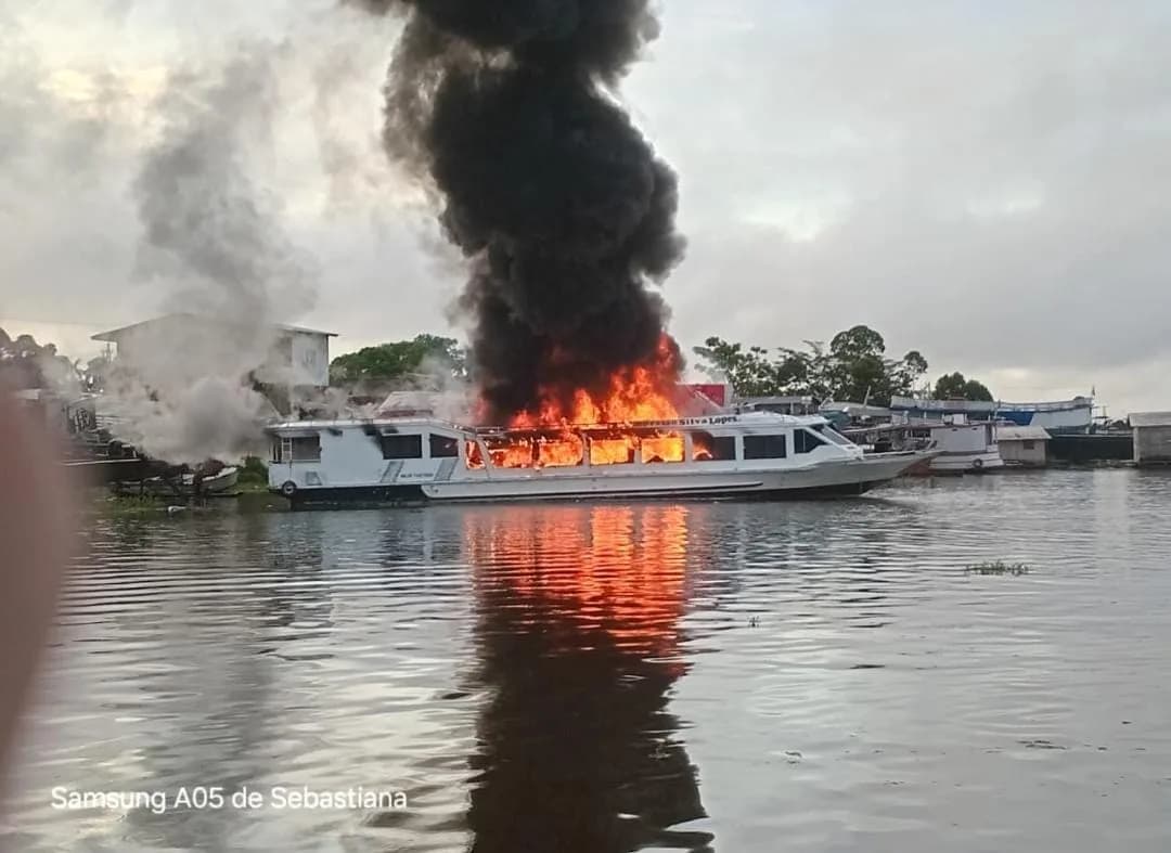 VÍDEO: Lancha pega fogo e assusta moradores em Anori, no interior do Amazonas