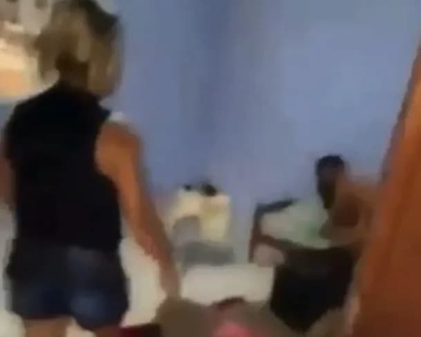 Mulher pega marido na cama com amante: &#8220;Tu me enganou por essa coroa&#8221;; veja vídeo