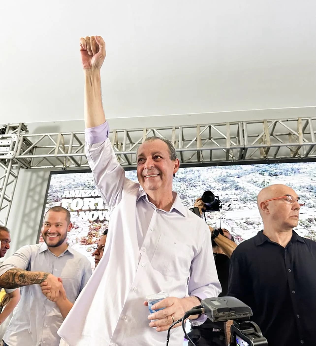 O show de força no palanque de Omar Aziz e a pergunta que não quer calar