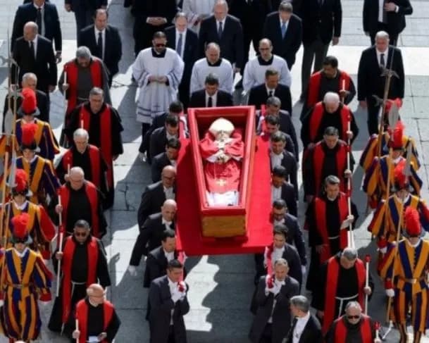 Fiéis tiram &#8220;selfie&#8221; próximo ao caixão do papa Francisco e dividem opiniões
