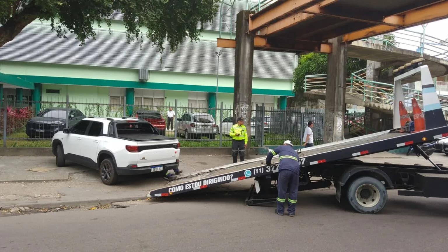 Veículos estacionados irregularmente são removidos em Manaus