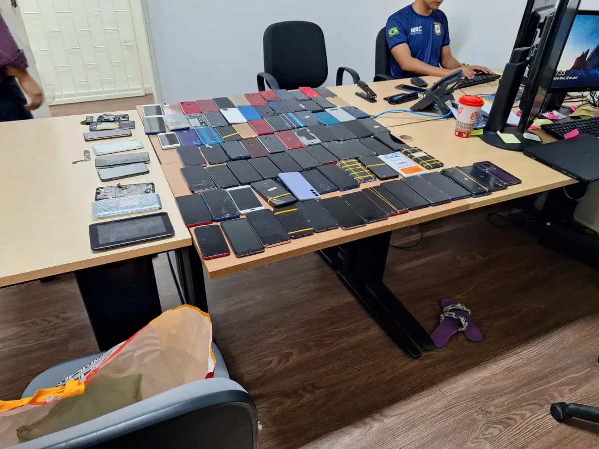 Venezuelano é preso com celular roubado e mais de 90 aparelhos são apreendidos em loja no Centro de Manaus