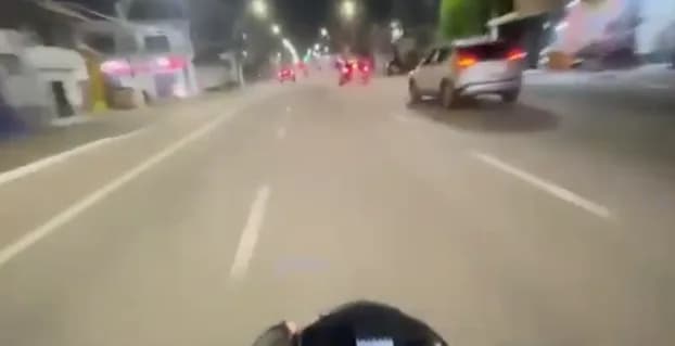 Câmera em capacete de motociclista capta colisão com caminhonete em Belém