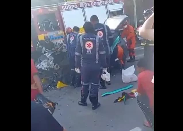 VÍDEO: Acidente entre dois carros deixa 4 pessoas feridas em Manaus