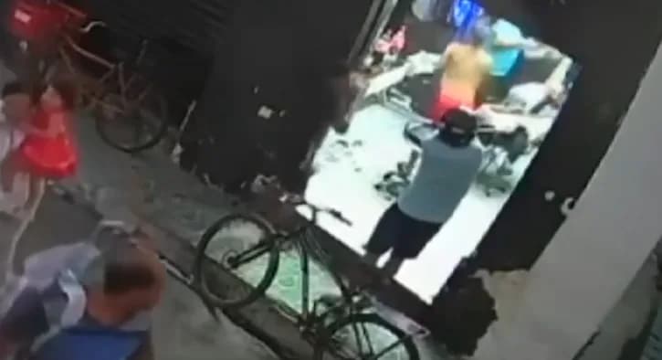 IMAGENS FORTES: Jovem é executado a tiros dentro de barbearia em Juazeiro