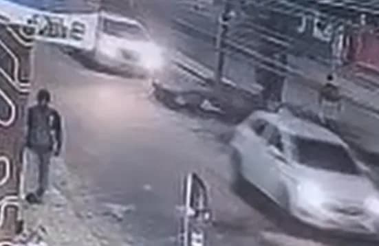 IMAGEM FORTE: Veja momento em que idosa morre atropelada após ser empurrada por morador de rua em Manaus