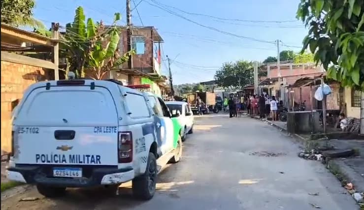 IMAGEM FORTE: Moradores encontram homem morto com 4 tiros na cabeça em Manaus