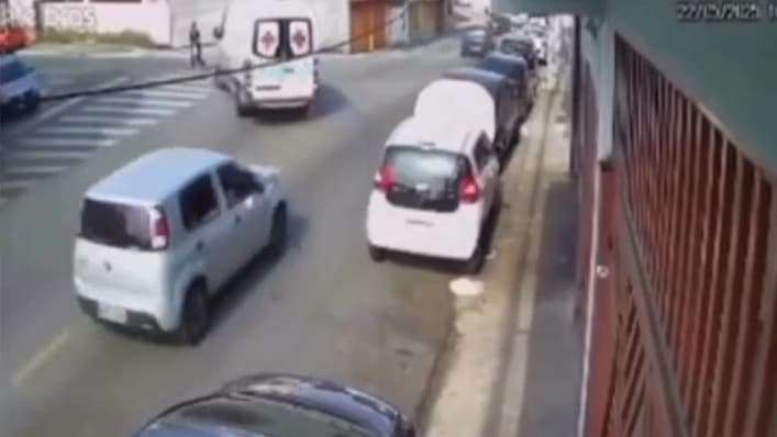 VÍDEO: mulher e criança de 7 anos são atropelados por ambulância em faixa de pedestre