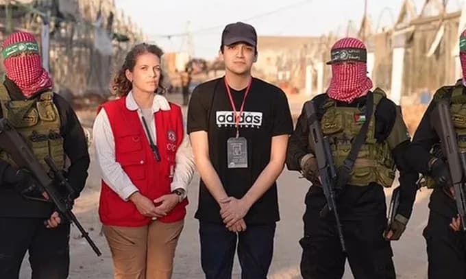 Após 2 anos, jovem americano é libertado pelo Hamas; veja encontro emocionante com a família