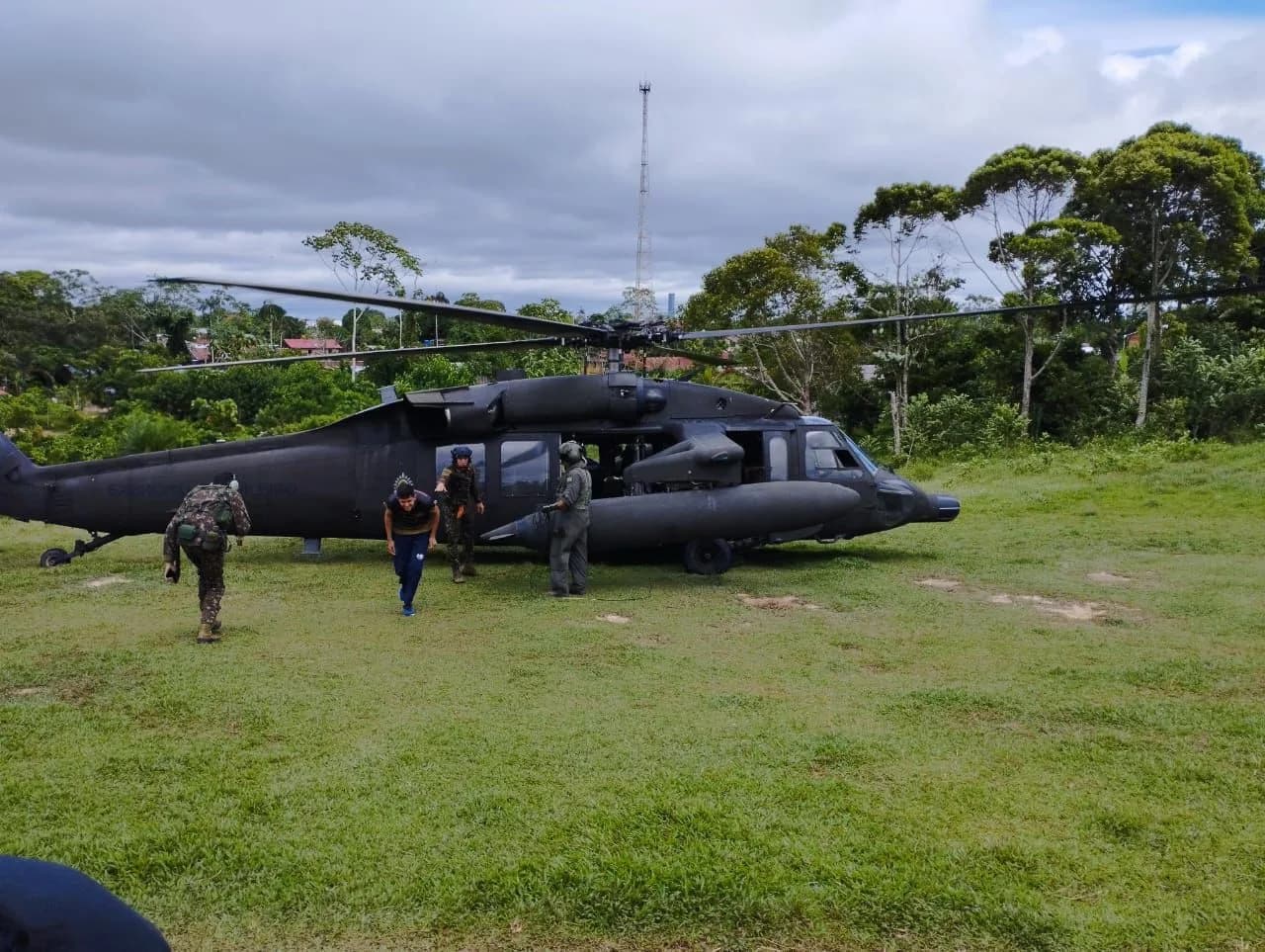 Forças Armadas resgatam e prestam assistência a pacientes em terra indígena
