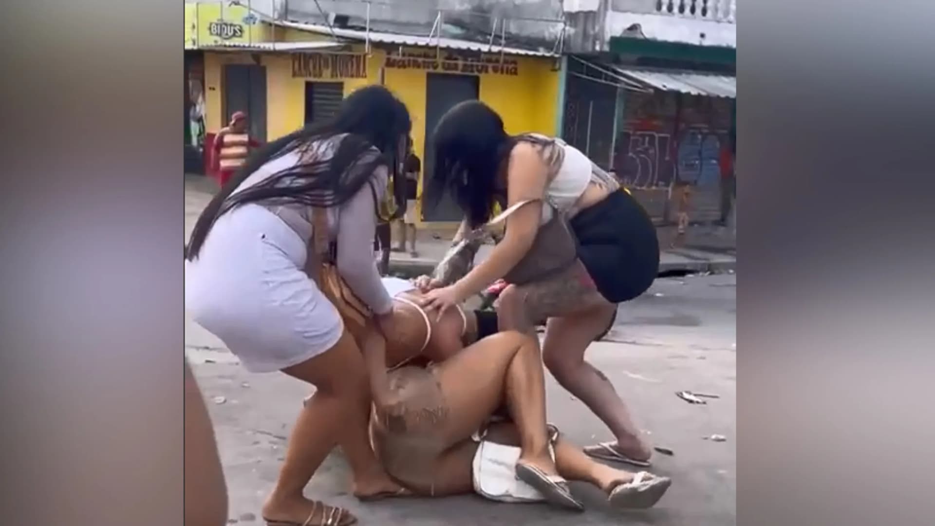 Confusão na adega: mulheres saem no tapa por homem casado e vídeo viraliza