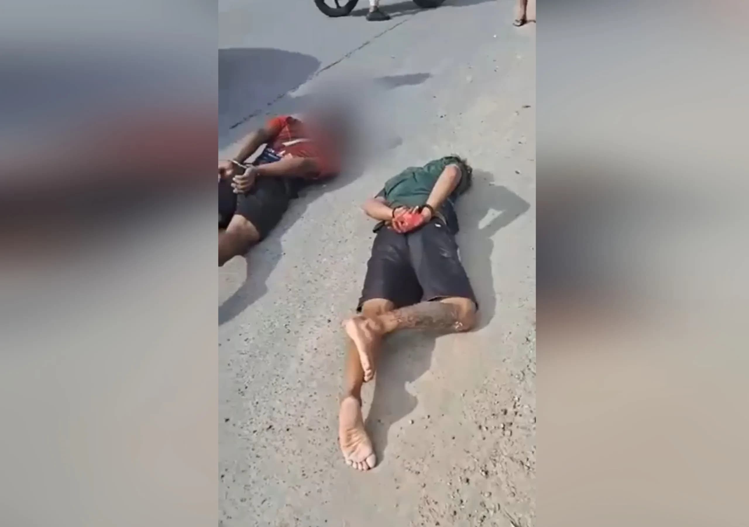 Suspeito de roubo discute com homem enquanto está algemado no chão em Manaus