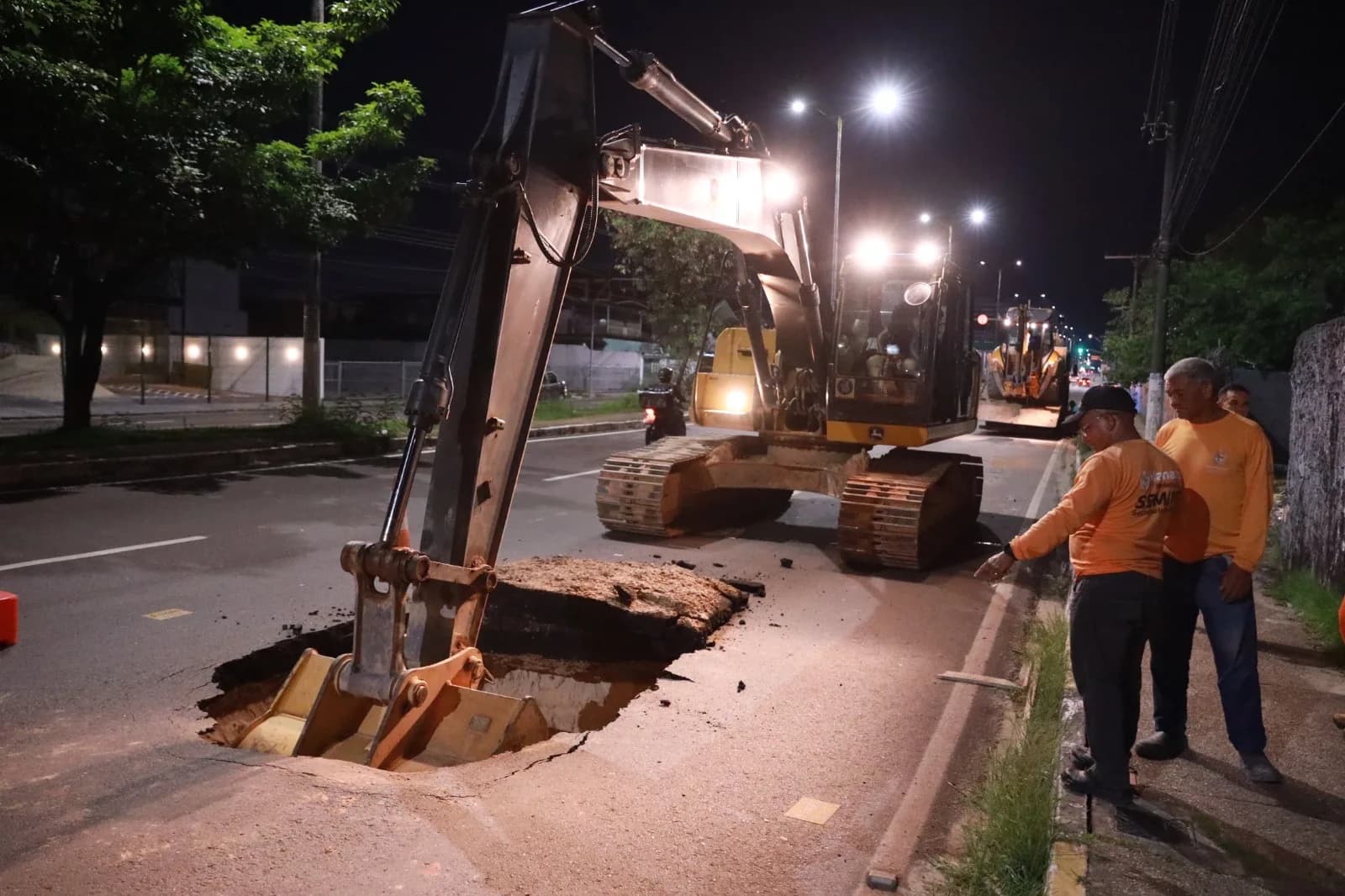 Obra emergencial é finalizada após cratera se abrir na avenida Constantino Nery, em Manaus