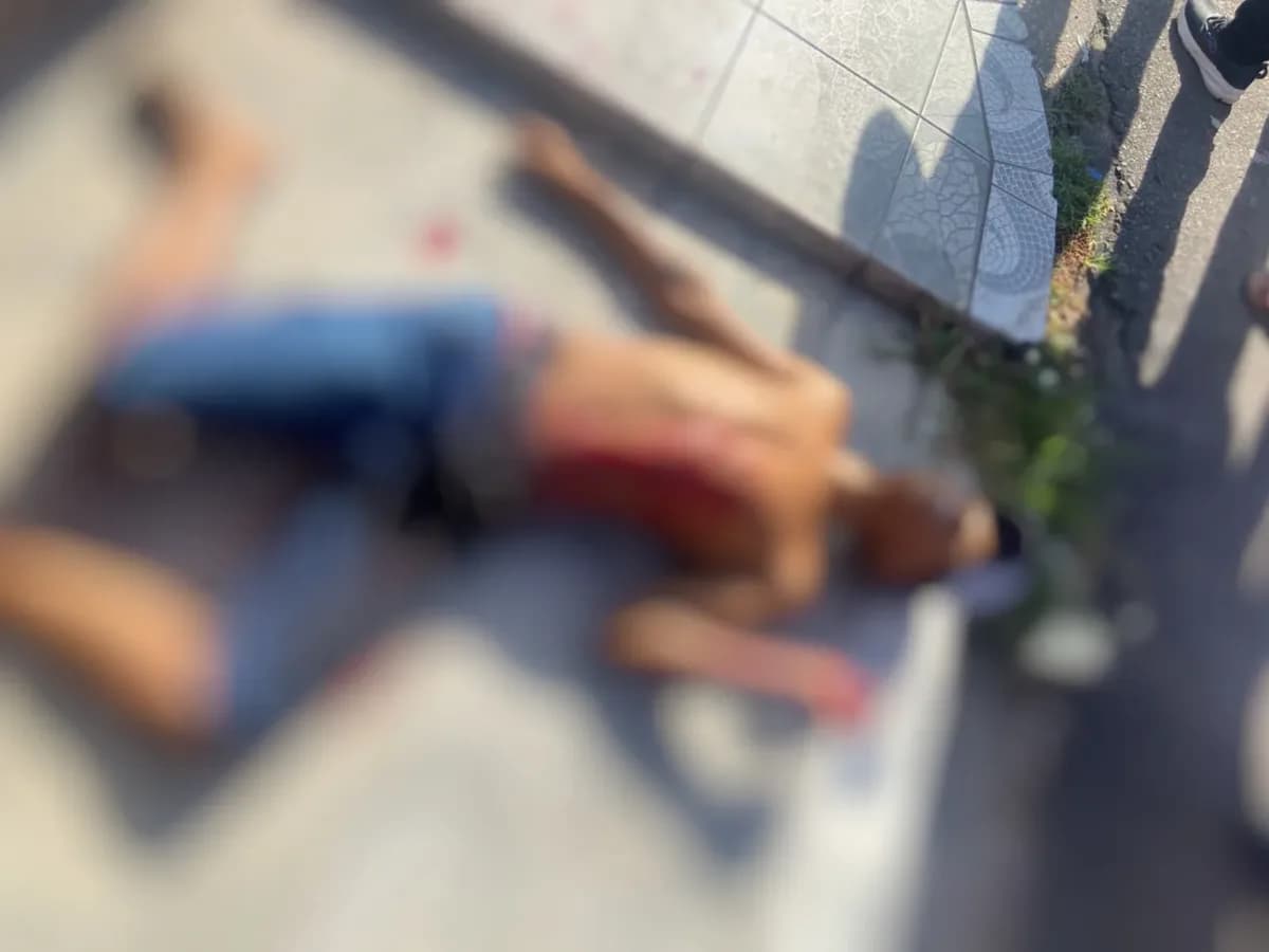 IMAGEM FORTE: Briga em bar termina com jovem morto a facadas em Manaus